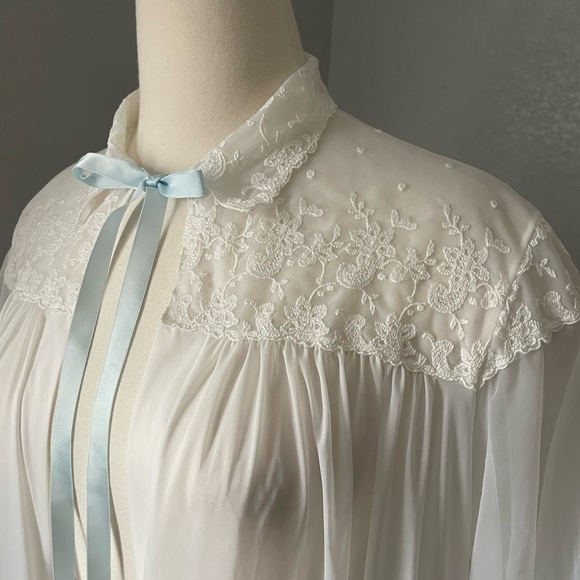 Vanity Fair White Robe with Lace and Blue Ribbon - Picture 3 of 10
